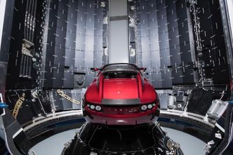 En rød Tesla Roadster har rollen som nyttelast, og er klar i toppen av Falcon Heavy. Foto: SpaceX/Flickr og CC BY-NC-ND 2.0