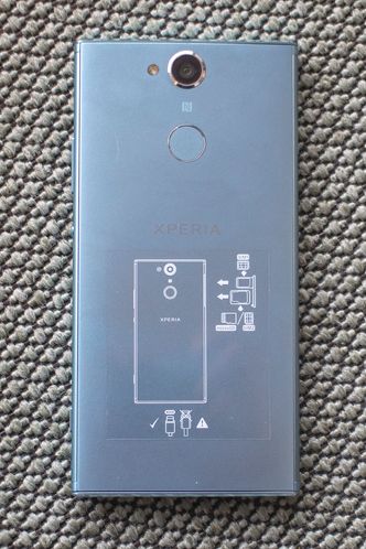 Lett å forstå: Sony forteller brukerne med en klistrelapp på baksiden at her er det USB C-tilkobling og ikke Micro USB. Telefonen han også inneholde to SIM-kort eller et slik og et minnekort. Smart. Foto: ORV