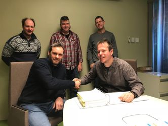 Kontrakt for jernbanebru i boks! Prosjektleder leder i Statens vegvesen, Tom Erik Olstad (tv) og daglig leder i Consto Anlegg Øst, Morten Karlsen undertegnet kontrakten i nærvær av teknisk byggeleder SVV, Valgard Stensbye, byggeleder SVV, Asgeir Skymoen og Constos prosjektleder, Svein Olav Busk Foto: Statens vegvesen