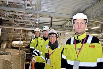 Flere anlegg: ABB vil bygge flere landstrømanlegg langs kysten som kan forsyne områder med olje- og gassutvinning på sokkelen. Fra venstre: Fra venstre: Mikael Öberg, ABBs plassjef Haugsneset, Per H. Johansson, prosjektleder, ABB Ludvika HVDC, Borghild Lunde, leder for ABBs olje- og gassvirksomhet i Norge og Jean-Jacques Maillet, prosjektleder, ABB olje og gass. Foto:  Thomas Førde