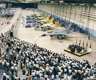 Dette bildet er fra utrullingsseremonien for det første produksjonseksemplaret av F-16 i august 1978, der vi ser Norge er representert sammen med resten av EPAF-nasjonene som hadde bestilt fly. Foto: Lockhed Martin