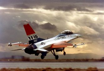 YF-16 flyr fra flybasen Edwards i California 20. januar 1974. Den siste versjonen, F-16V, fløy første gang 16. oktober 2015. Foto:  Lockhed Martin