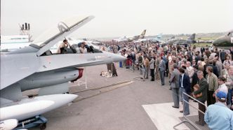 F-16 på utstilling på Farnborough sommeren 1980 - det samme året som Norge tok i bruk sine første fly. Foto:  Lockhed Martin
