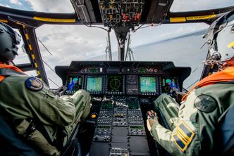 Inne i cockpit på et HKP 14 som flyr i nærheten av marinebasen i Karlskrona. Bilde:  Ola Jacobsen