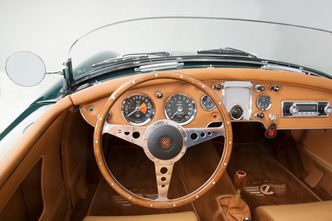 Original: Det er ikek lett å se at dette ikke er originalt annet enn at det er veldig bra restaurert. Selv instrumentene er originale, men kobles til det digitale datasystemet med stepmotorer. Foto:   e-DriveRetro