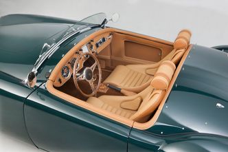 Sitter godt: Setene er nok renovert langt ut over de originale, og de har fått setevarme. Håndbrekket er fornyet for å kunne gripe på skivebremser. Foto:   e-DriveRetro