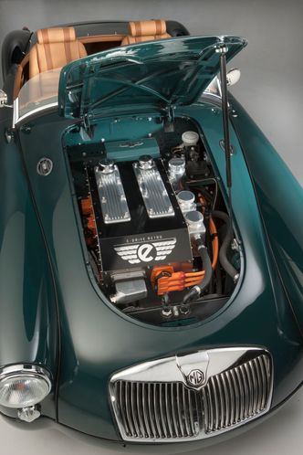 Virtuell bensinmotor: Motoren, inverteren og all elektronikken er samlet i noe de kaller en virtuell motor. Den skal minne om den originale for de som vil se under panseret. Foto:   e-DriveRetro