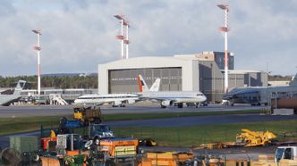 De tyske og amerikanske forskningsflyene sammen med et par Boeing C-17 Globemaster III på flybasen Ramstein.
