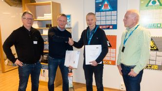 Fra venstre: Ole Oskar Torgunrud, Veidekke; Terje Olsen, direktør asfalt Veidekke; Knut Foto: Veidekke