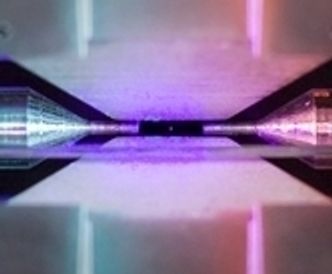 Ser du den lille prikken? Det er fotoner fra et strontiumatom. Foto: David Nadlinger, University of Oxford/EPSRC