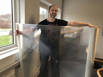 Direktør og stifter av Heliac, Henrik Pranov, viser de utskrevne fresnel-linsene. Ved hjelp av en roll-to-roll-teknologi er det mulig å skrive ut fem kvadratmeter i sekundet. Prisen på linsen utgjør cirka én prosent av de totale anleggskostnadene. Foto:  Bjørn Godske