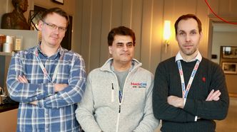 Suhail Mushtaq flankert av Oddvar Moe og Gjermund Marqvardsen, som har stått bak spørsmålene til konkurransen. Foto: Kurt Lekanger