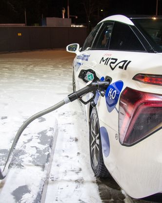 Fylling av hydrogen ved fyllestasjon i Åsane i Bergen. Foto:  Marius Valle