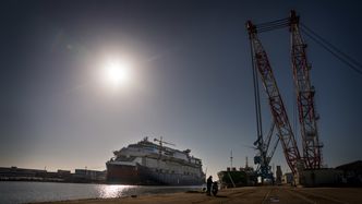 306 meter lange Celebrity Edge ved kai på STX France i St. Nazaire. Bilde:  Eirik Helland Urke