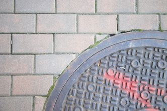 Noe så hverdagslig som kumlokk kan gjøres smart, noe som så vil føre til mindre vannskader.