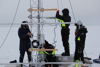 Værforskerne setter opp en meteorologisk mast. Foto: Joachim Reuder, University of Bergen