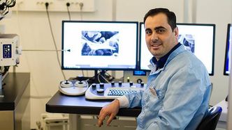 Forskeren Mamoun Taher ved Ångstrømlaboratoriet i Uppsala. Foto: Graphmatec