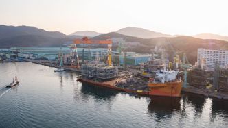 Forrige uke ble den første av tre moduler som utgjør plattformdekket til stigerørsplattformen lastet om bord på Dockwise White Marlin. Foto: Roar Lindefjeld/Statoil