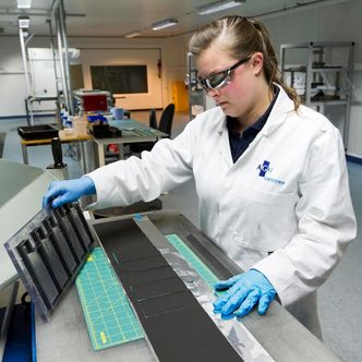 Jenna Wade jobber ved AGM Batteries manuelle prototyplinje for litiumionceller.  Foto:  ANGUS MACKAY/Insplorion