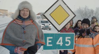 Ordfører Johan Vasara i Kautokeina under avdukningen av E45 skiltingen gjennom kommunen nylig. Foto: Statens vegvesesen