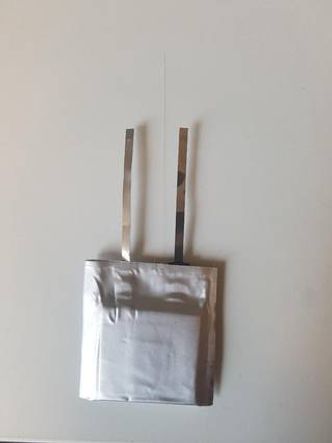 Slik ser en såkalt pouch cell ut på utsiden med Insplorions sensor som stikker ut i midten.