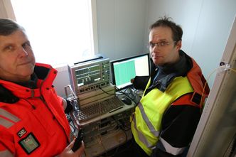 Slik ser det ut, signalet Knut Pettersen fra Statens vegvesen og Peter Thomas fra Christian Michelsen Research analyserer etter at kjøretøyet har passert. Foto:  Statens Vegvesen