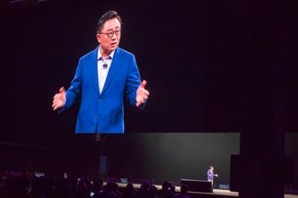 Og nå over til S9: Samsungs sjef for telekom holdt den mest spektakulære introduksjon av en mobiltelefoner vi noen gang har deltatt på. Dette er viktig for selskapet. Foto: ORV