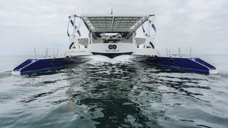 Energy Observer bruker elektrolyse av vann for å lage hydrogen. Elektrolysen drives av energi fra solceller. Foto:  Jeremy Bidon/Energy Observer