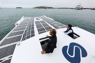 I disse dager legges 50 kvadratmeter med ekstra solceller på fartøyet, slik at det totalt blir 180 kvadratmeter. Foto:  Jeremy Bidon/Energy Observer