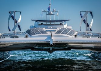 Energy Observer er 30,5 meter (100 fot) lang og 12,8 meter bred. Foto:  Jeremy Bidon/Energy Observer