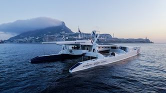 Energy Observer, her ved Gibraltarstredet, er en bearbeidelse av katamaranen Formula Tag, som fikk Jules Verne-trofeet etter å ha seil rund jorden på under 75 dager i 1994. Foto:  Energy Observer