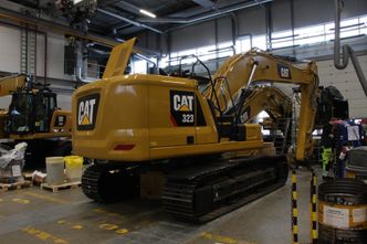 En 25-tonns Caterpillar gravemaskin gjøres klar for levering til kunde hos Pon Equipment på Skedsmokorset. En identisk maskin strippes nå for motor, drivstofftank og drivstoffsystem og forsynes med batterier for 5-7 timers drift før lading. Foto:  Tore Stensvold