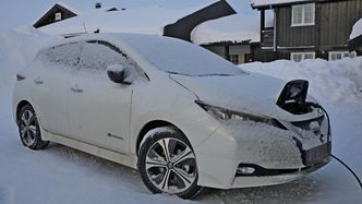 Nissan Leaf ladet bra på hurtigladestasjonene. Her er det derimot hjemmelading over natta. Foto:  Per Erlien Dalløkken