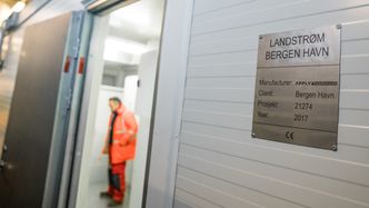 Containeren med landstrømutstyret fra Apply Rig & Modules står inne i terminalbygget, vegg i vegg med høyspentrommet. Bilde: Eirik Helland Urke