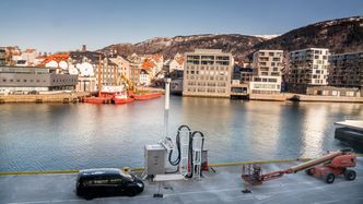 Hurtigrutens landstrømplugg står klar på kaikanten i Bergen. Resten av anlegget står i en container i terminalbygget. Bilde: Eirik Helland Urke