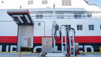 Mens Hurtigruten tømmes, gjøres landstrømkoblingen klar. Bilde: Eirik Helland Urke