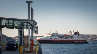 MS Spitsbergen på vei inn til kai og strømforsyning i Bergen. Bilde: Eirik Helland Urke