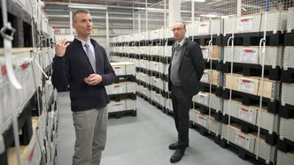 Philippe Loewenstein (t.v) og Régis Magnac på kjellerlageret der kasserte girdeler samles inn og studeres. Foto: Per Erlien Dalløkken
