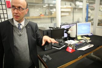 Régis Magnac på en lab der et planetgir tilsvarende det som feilet blir undersøkt. Bilde: Per Erlien Dalløkken