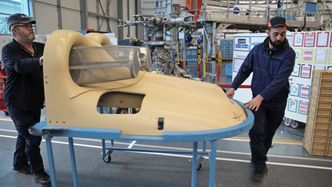 En umiskjennelig Super Puma-del trilles inn på sluttmonteringsfabrikken. Foto: Per Erlien Dalløkken