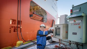 Elektriker Jarl Svoren på Normand Ranger må inn i kontrollskapet på kaia i Bergen for å koble seg på landstrømanlegget. Bilde:  Eirik Helland Urke