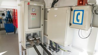 De to kablene som forsyner Normand Ranger med landstrøm er plugget inn. Skapet til høyre bruker fartøyet for å koble seg til landstrøm i hjemhavnen Skudeneshavn. Systemene er ikke helt like. Bilde:  Eirik Urke