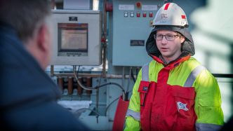 Styrmann Jon Stavset på Normand Ranger setter pris på stillheten om bord når de ligger i Bergen og er koblet til landstrøm. Bilde:  Eirik Helland Urke