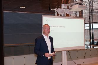 Kunnskaps- og integreringsminister Jan Tore Sanner (H) hadde mandag en hyggelig nyhet til de som har fryktet en rasering av IKT-servicefaget. Foto: Marius Jørgenrud