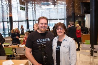 Flere elever vil velge IKT når det blir eget programfag, tror IKT-lærererne Christian Myhrvold og Grete Rian. Foto: Marius Jørgenrud