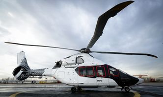 Det nye «blue edge»-rotorbladtuppene på H160 synes best med motorene av. Denne prototypen er lakkert i en karbon-design tilsvarende en av A350 XWB-testflyene. Foto: Airbus