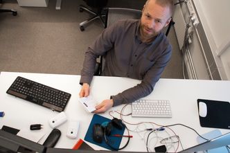 Ofte må utviklerne hos Sector Alarm jobbe med fysiske komponenter for å forsikre seg om at programmeringen fungerer. Det trives Morten Brandanger godt med.