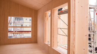 Når massivtreelementene er montert er innsiden av bygget nærmest klar til å tas i bruk. Isolasjon skrus rett på utsiden av veggene.