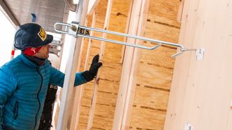 Den isolerte stenderen i fasadesystemet Pluss fra Glava minimerer kuldebroer og gir et kontinuerlig isolasjonssjikt.