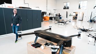 Produksjonssjef Svein Even Blakstad i fabrikklokalene i Sykkylven. Foto:  Eirik Helland Urke